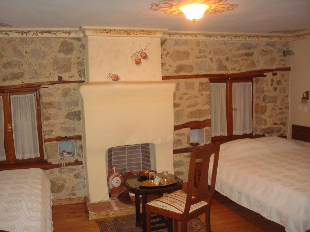 Oikia Alexandrou Traditional Inn Arnaía Esterno foto